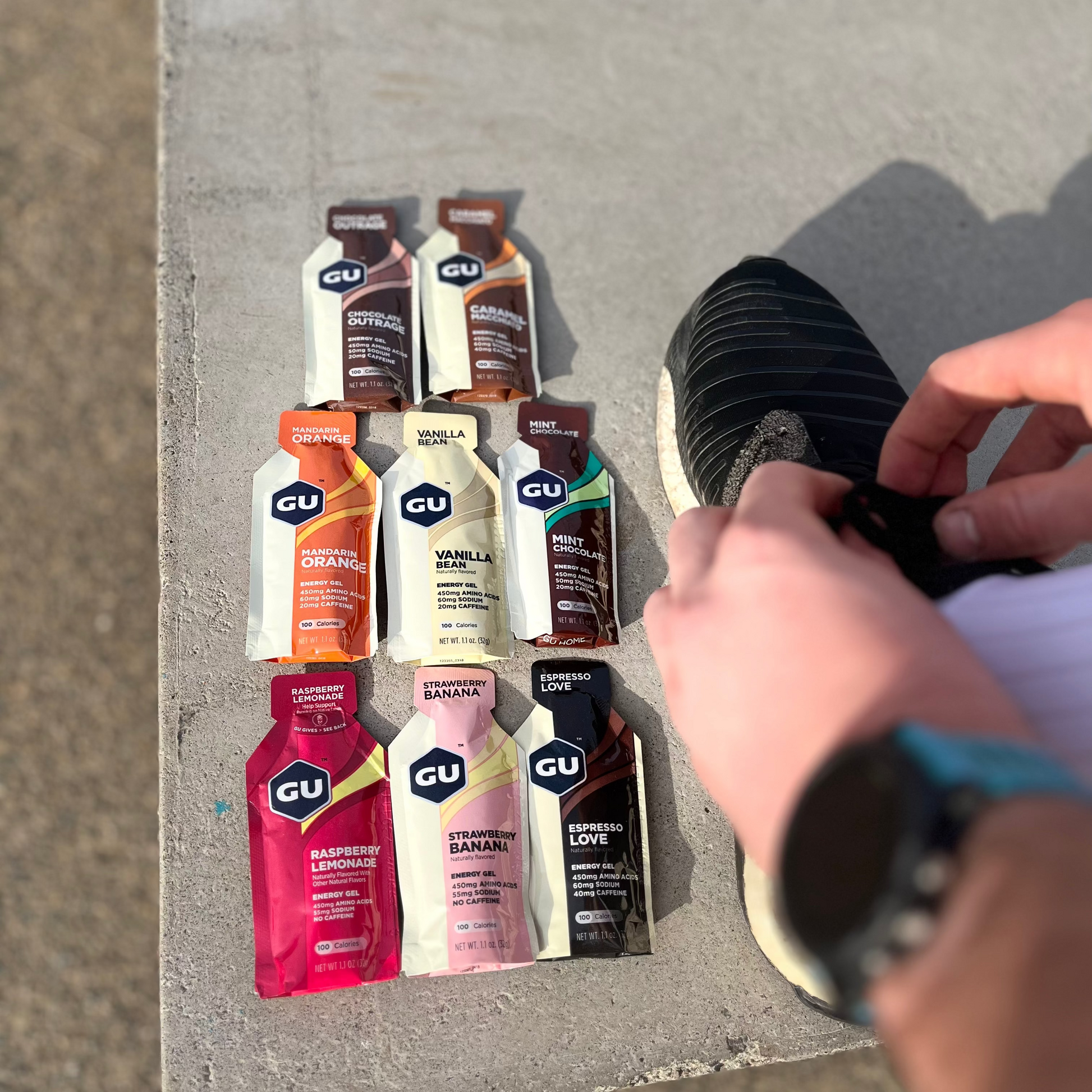 geles energéticos mientras se abrocha zapatilla