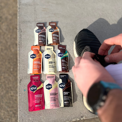 geles energéticos mientras se abrocha zapatilla